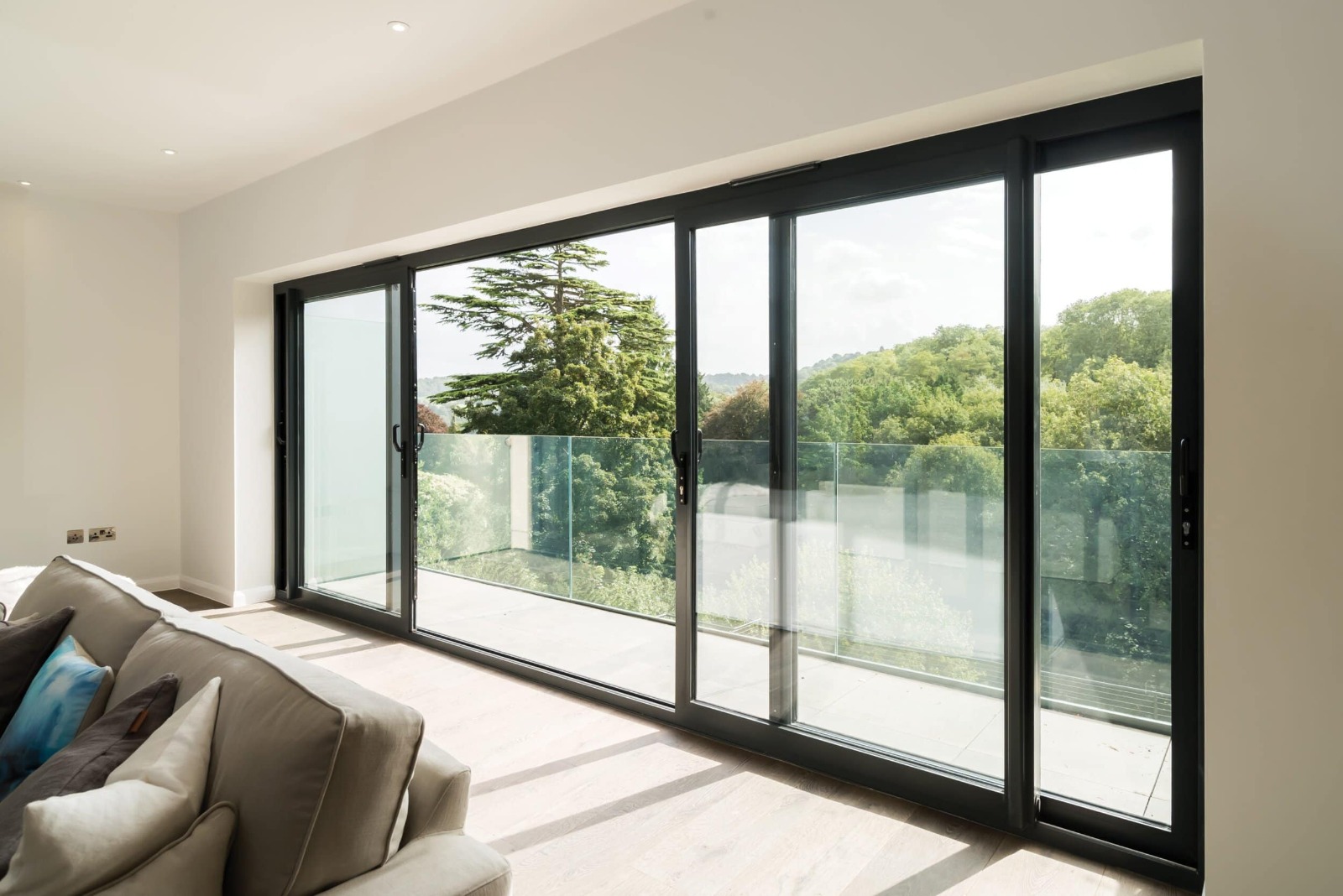 Living room & balcony